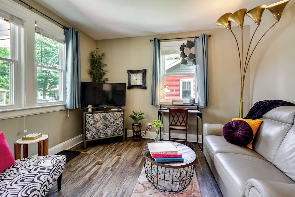 Walk Downtown: Inviting Apartment in Greensboro!