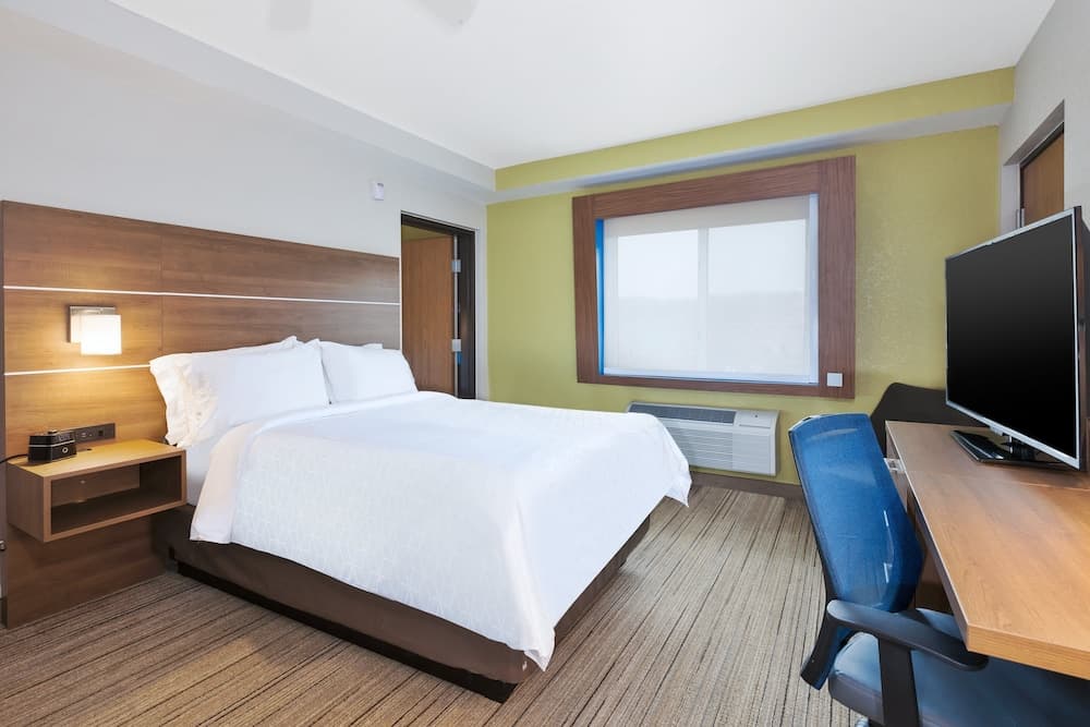 Holiday Inn Express & Suites Petoskey by IHG