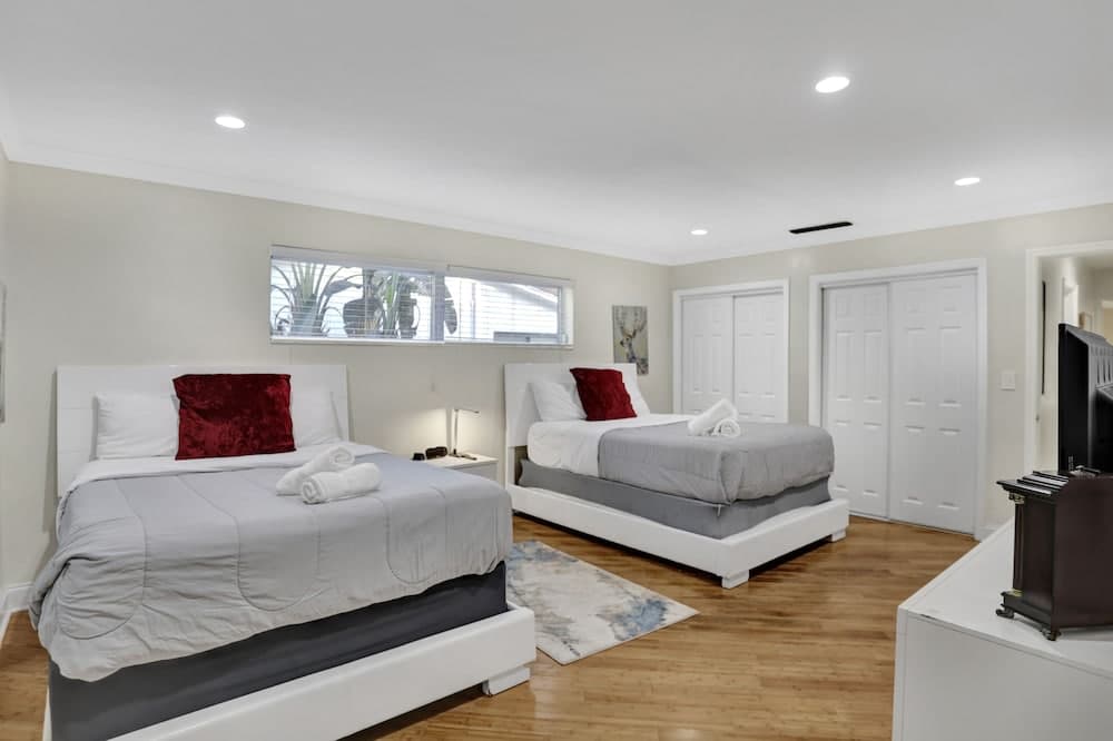 Casa Ria Luxury House w Private Pool Near Aventura Mall