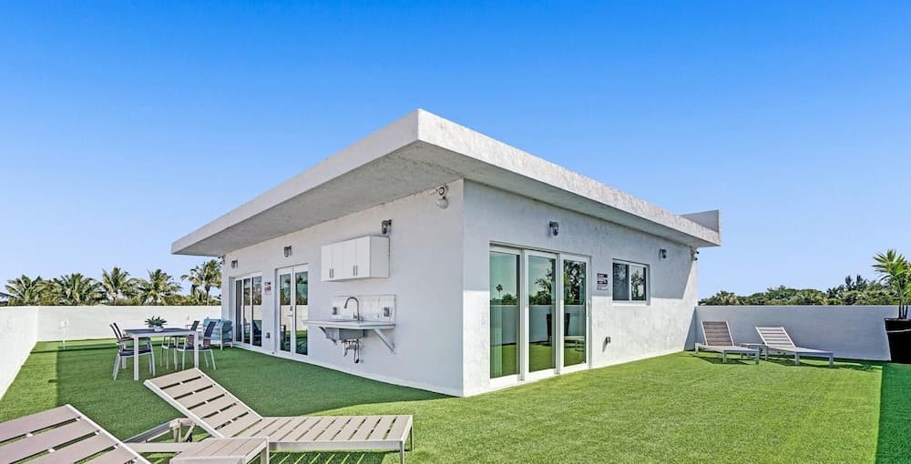 3-storey Home with Beautiful Lake View