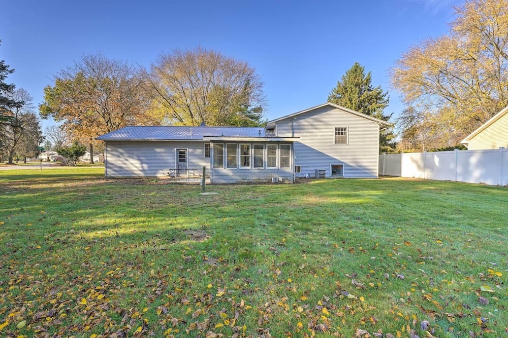 Granger 'hedge House' w/ Sunroom & Yard Games
