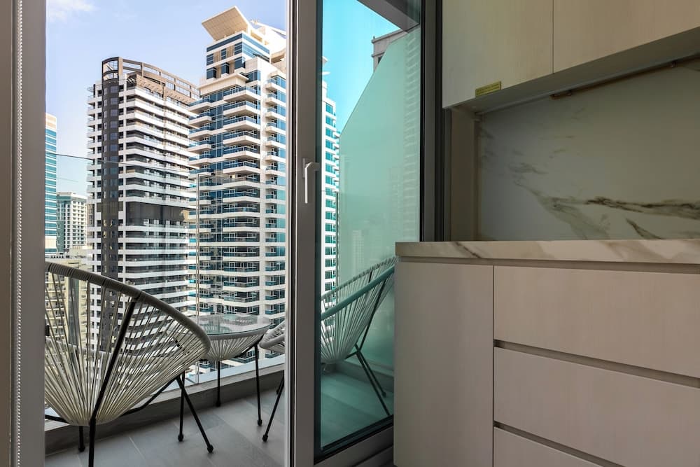 SIMPLY COMFORT  Bright Apartments Steps from Marina Walk