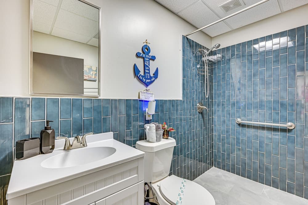 8 Mi to Tarpon Springs Sponge Docks: Home w/ Grill