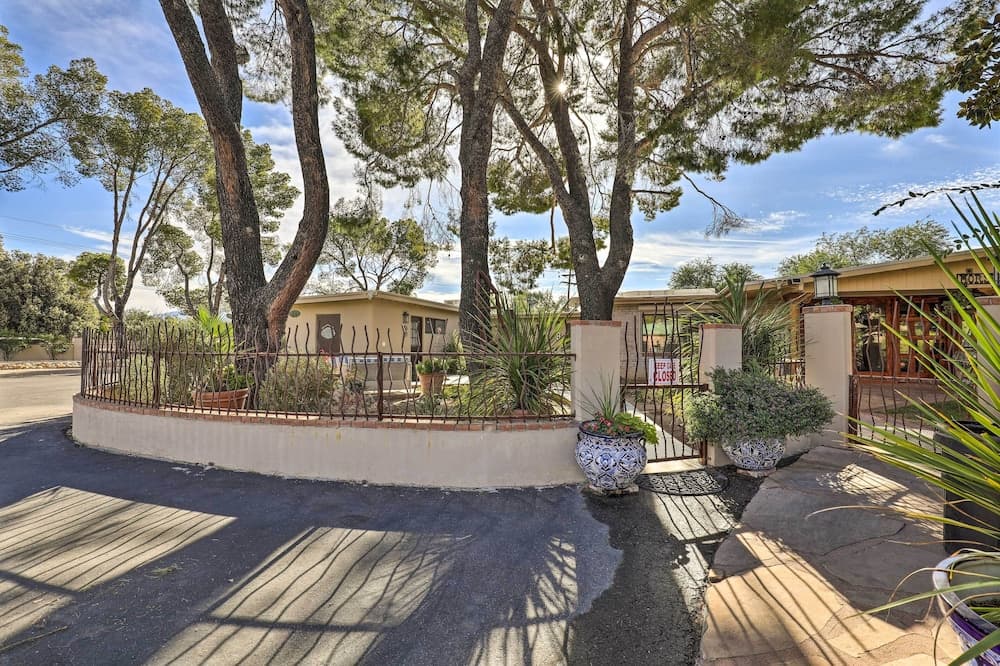 Hike, Shop & Unwind: Tucson Home w/ Hot Tub Access