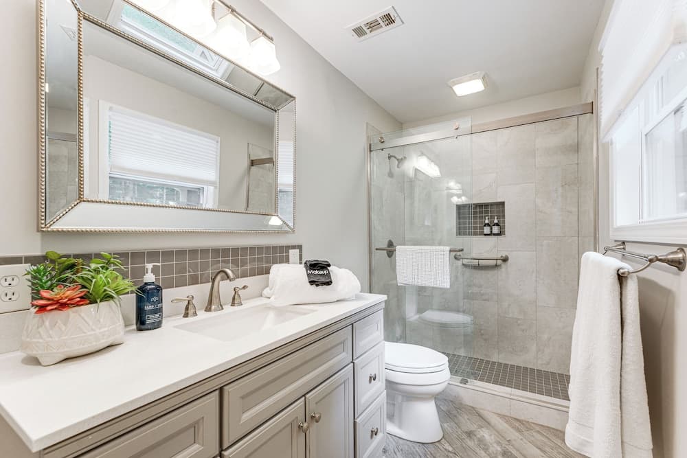 < 2 Mi to Dtwn Alpharetta: Home w/ Screened Porch!