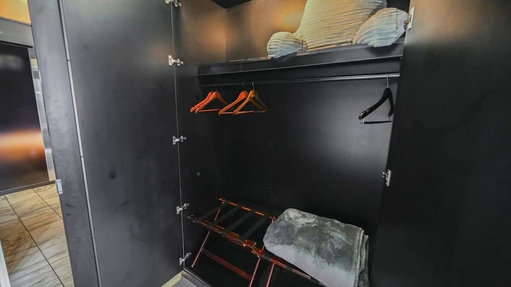 One Bedroom | 1.5 Baths & Living Room | Jet Tub – Palms Place StripSuite