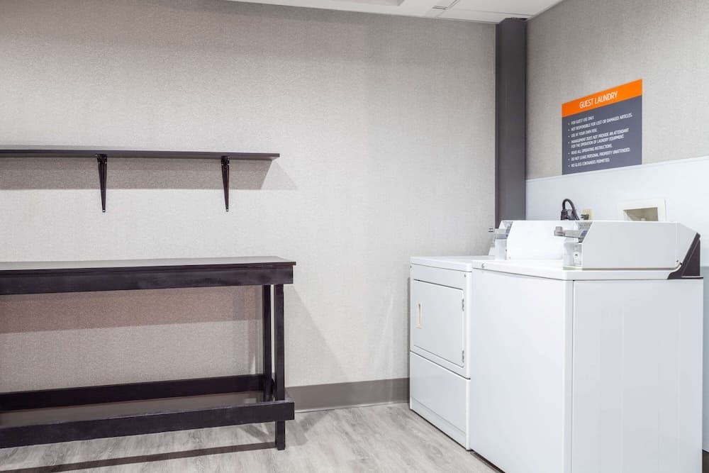 La Quinta Inn & Suites by Wyndham St. Petersburg Northeast