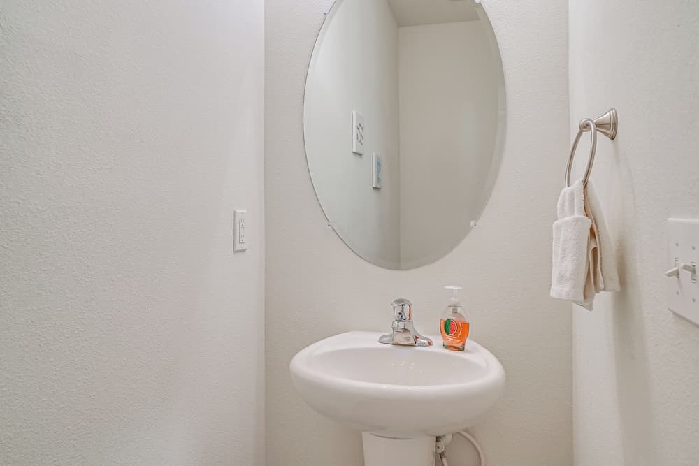 Modern Family Townhome w/ Patio in Riverview!