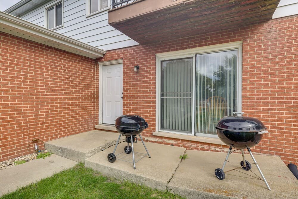 Renovated Munster Condo - 15 Mi to Lake Michigan!