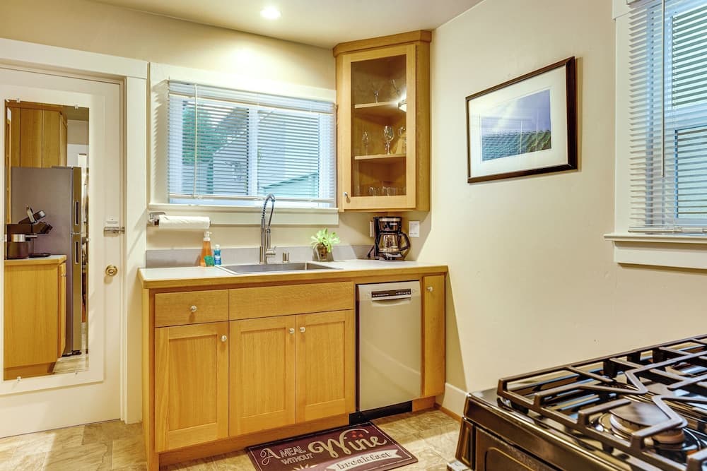 Inviting 1BR Patio Full Kitchen