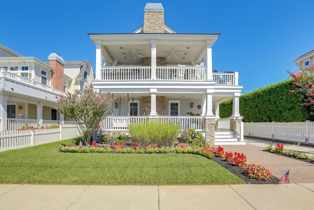 Spacious Avalon Beach House - 2 Blocks to Water!
