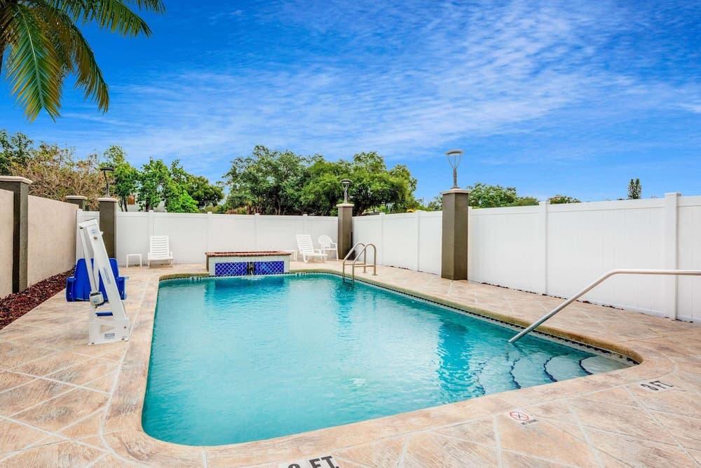 La Quinta Inn & Suites by Wyndham St. Petersburg Northeast