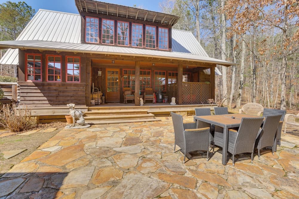 Dock, Canoe & Patio: Lakeside Cottage in Alabama
