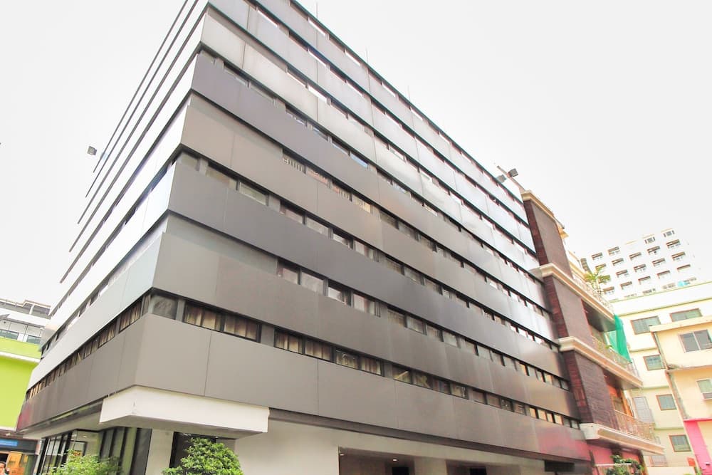 OYO 225 Premier Place Hotel