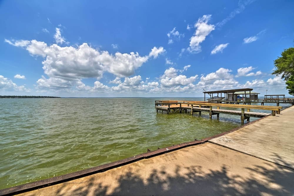 Lakefront Livingston Home w/ Dock, 1 Mi to Launch!