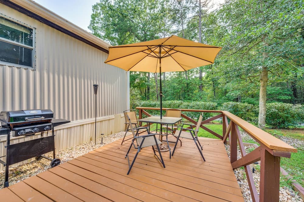 3 Mi to Badin Lake: Quiet New London Retreat