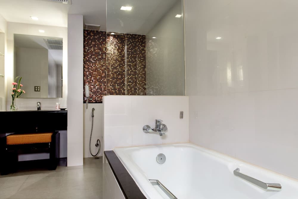 Ramada Plaza by Wyndham Bangkok Menam Riverside