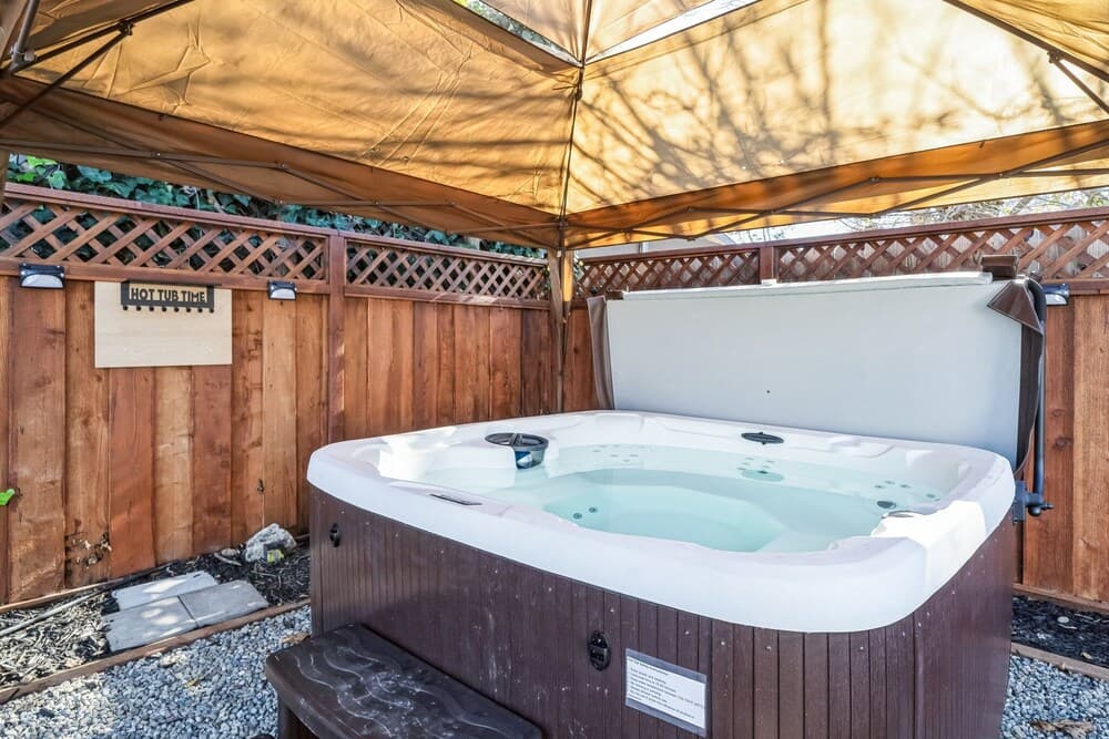 Cozy Home With Hot Tub Family-friendly Yard 5 Bedroom Home
