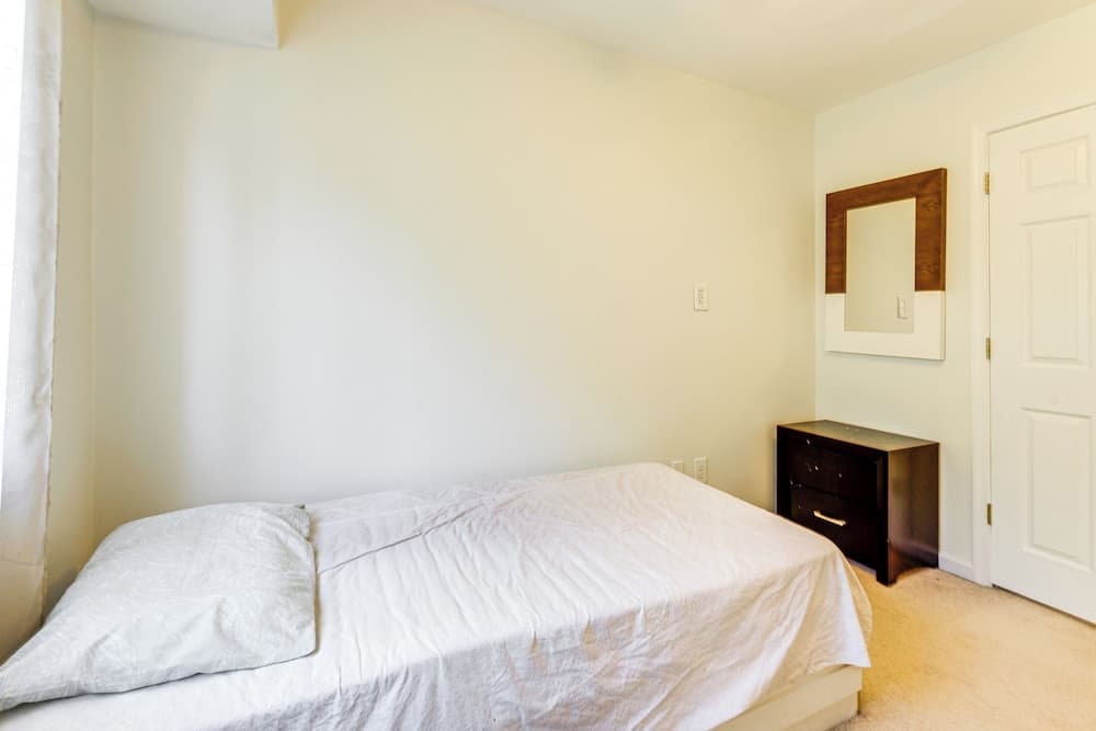 3 Mi to Dulles Airport: D.c. Area Townhome