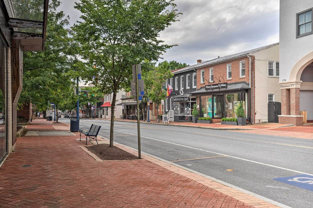Chic Condo w/ Balcony in the Heart of Annapolis!