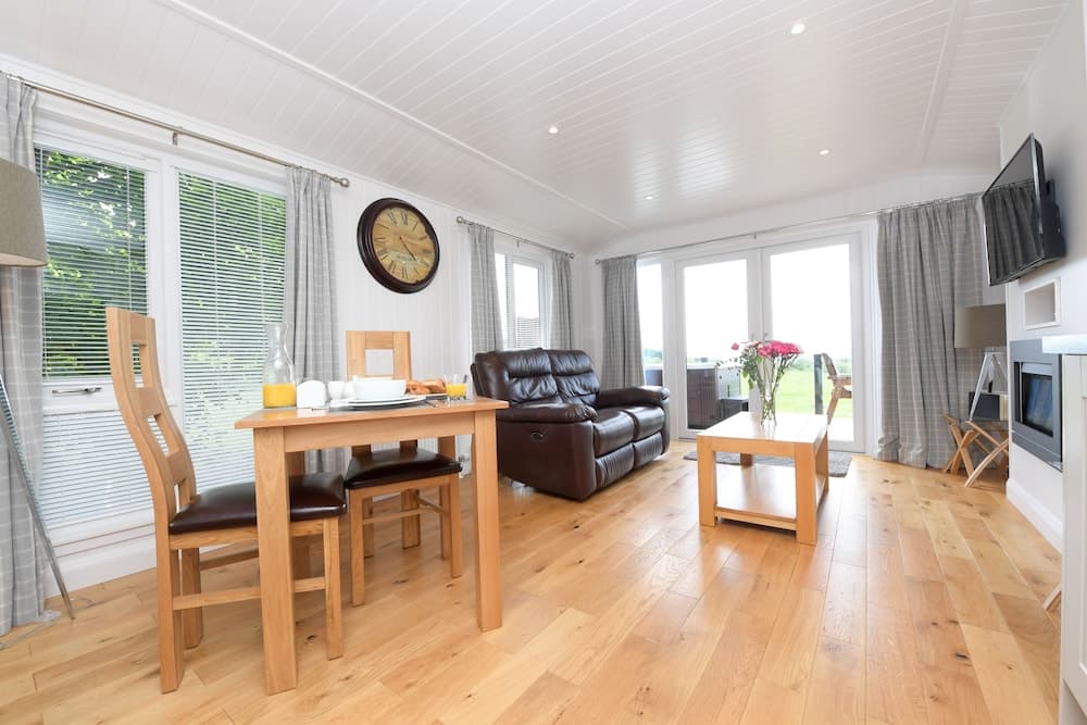 Super King Lodge-sleeps 2-hottub-sea View