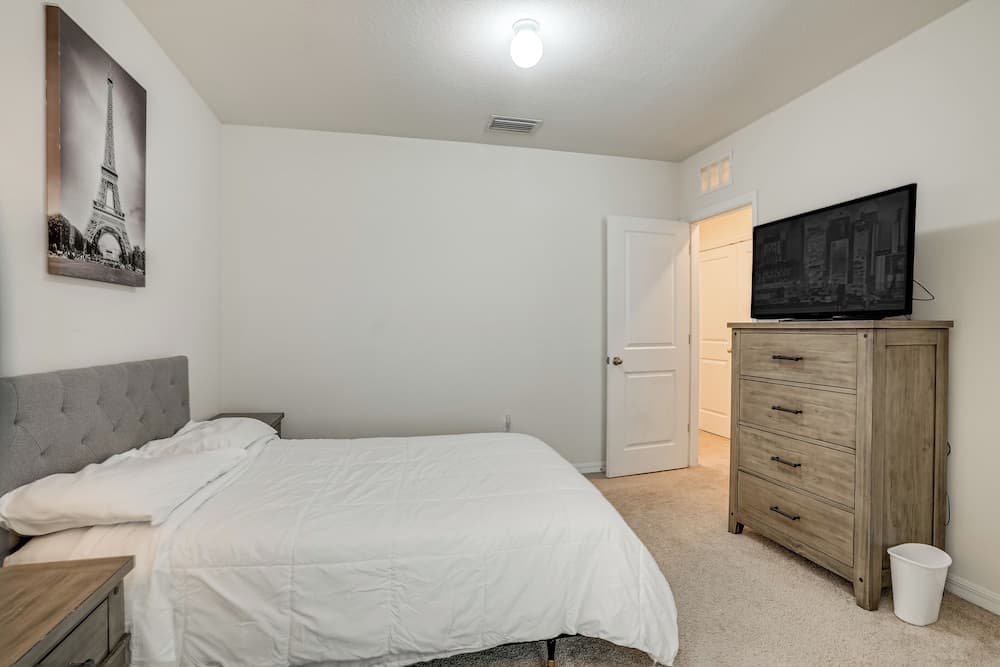 Modern Family Townhome w/ Patio in Riverview!