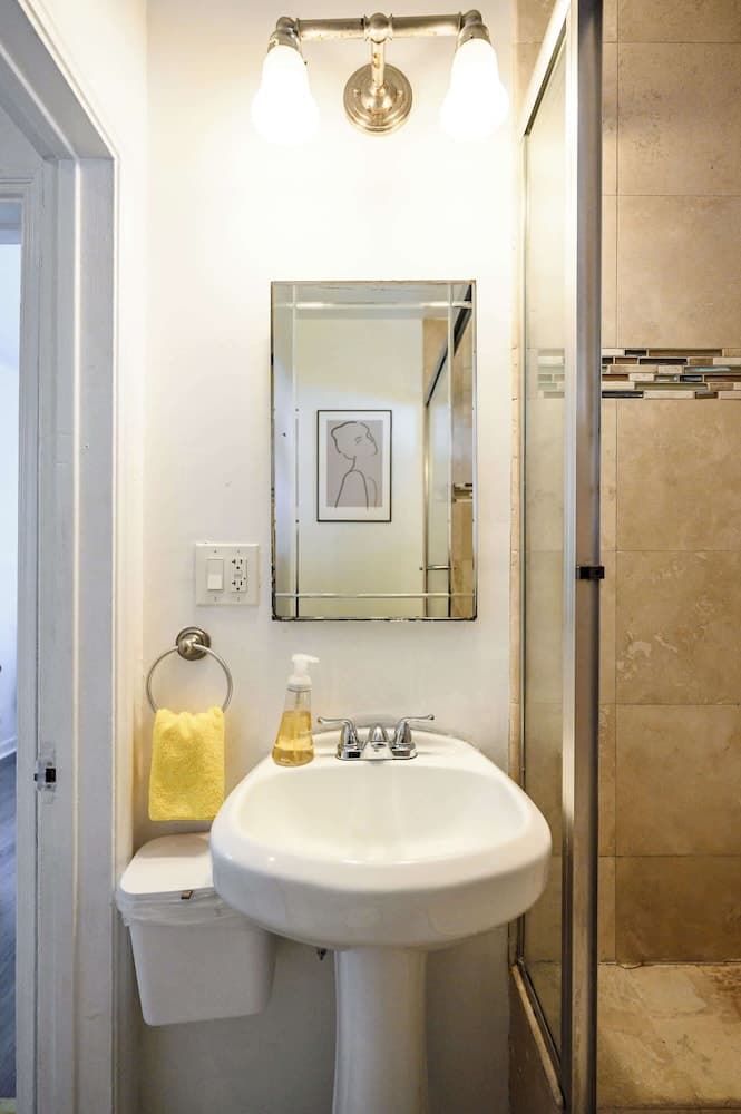 Near LA Cozy Home With Full Kitchen & Laundry