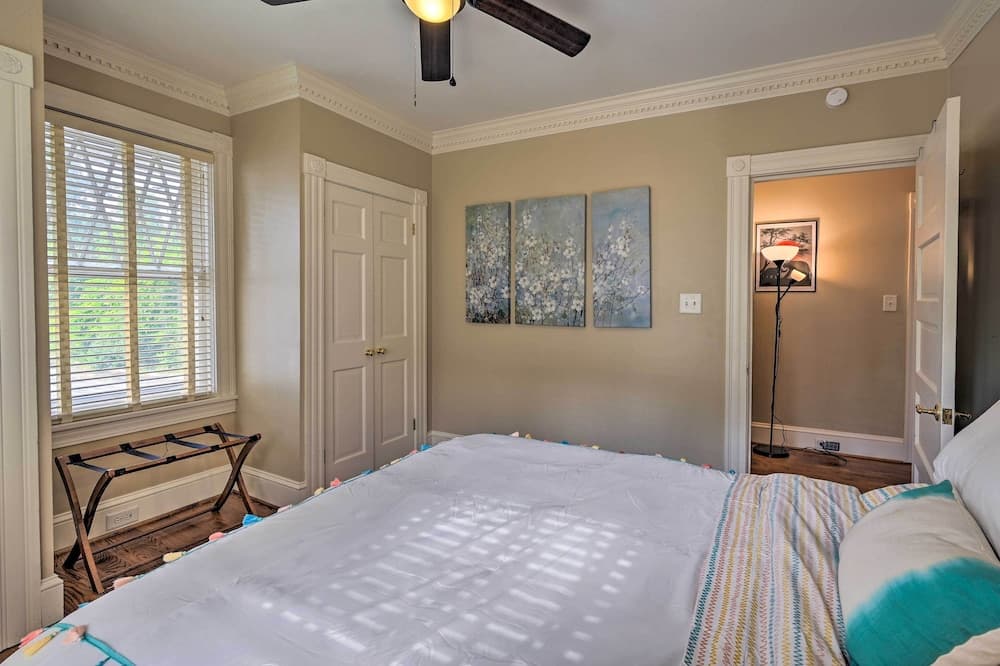 Bright Greensboro Escape ~ 1 Mi to Downtown