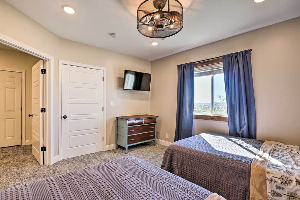 Chic Williamstown Retreat With Pool & Hot Tub!