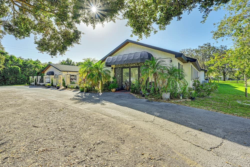 8 Mi to Tarpon Springs Sponge Docks: Home w/ Grill