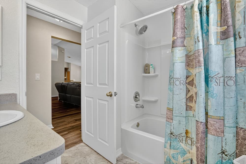 Spacious 4br Retreat With Heated Pool & Spa 4 Bedroom Home