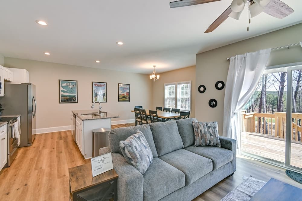 Luxe Aberdeen Townhome w/ Deck + Golf Course Views