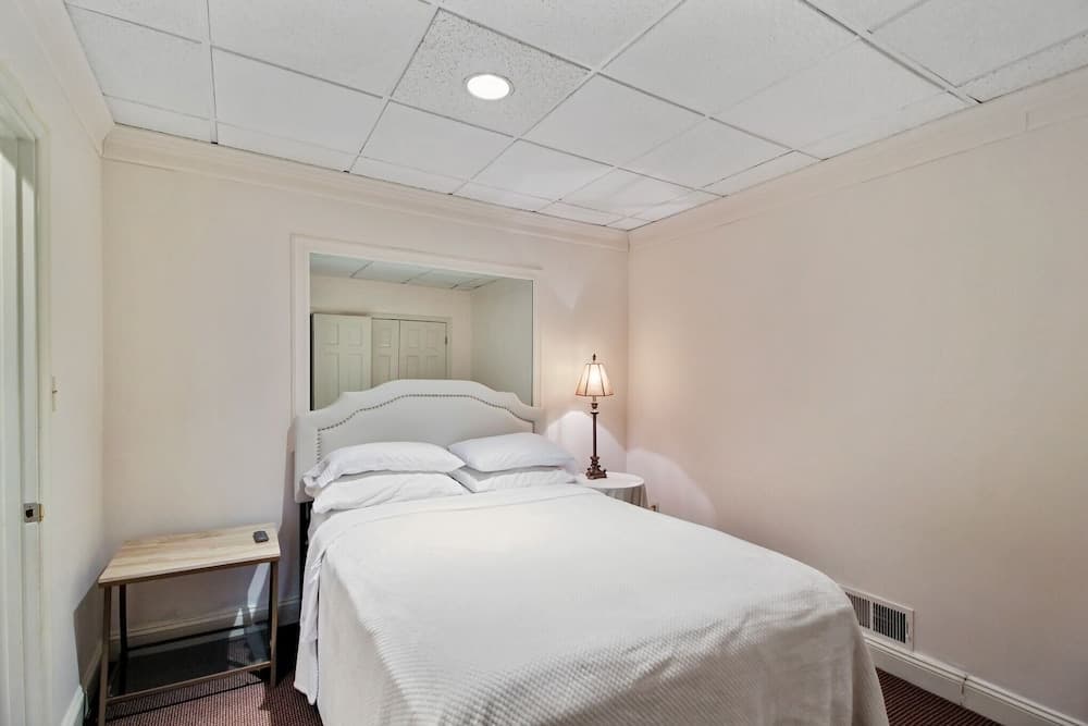 Tranquil Getaway In Gated Community - Free Wifi And Laptop-friendly Workspace 1 Bedroom Condo by Redawning