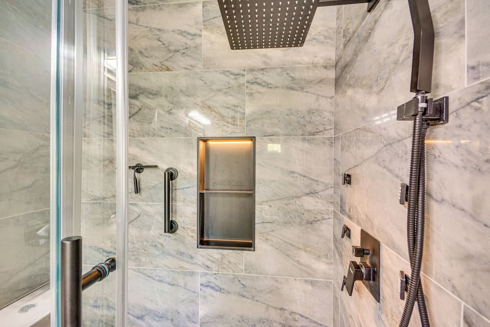 2 Mi to Dtwn Greensboro: Pet-friendly Retreat!