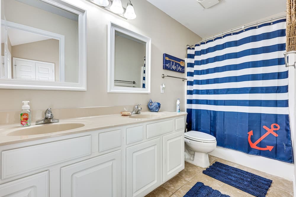 Townhome w/ Outdoor Pool & White Lake Access!