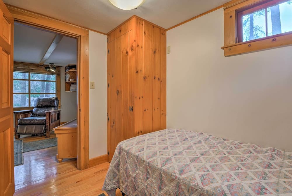 North Conway Home < Walk to Slopes at Cranmore!