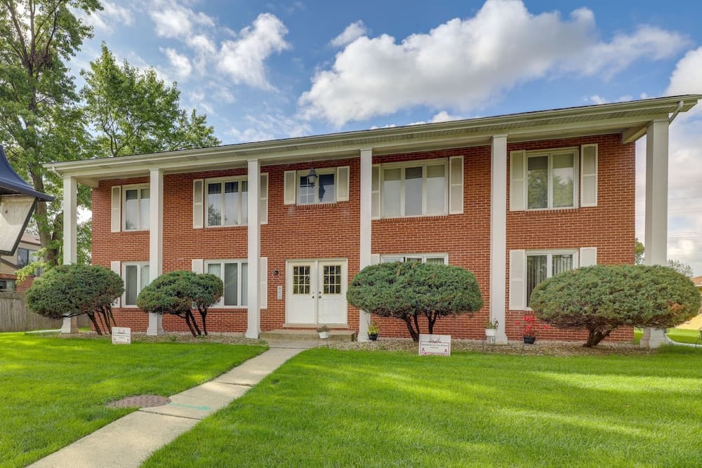 Renovated Munster Condo - 15 Mi to Lake Michigan!