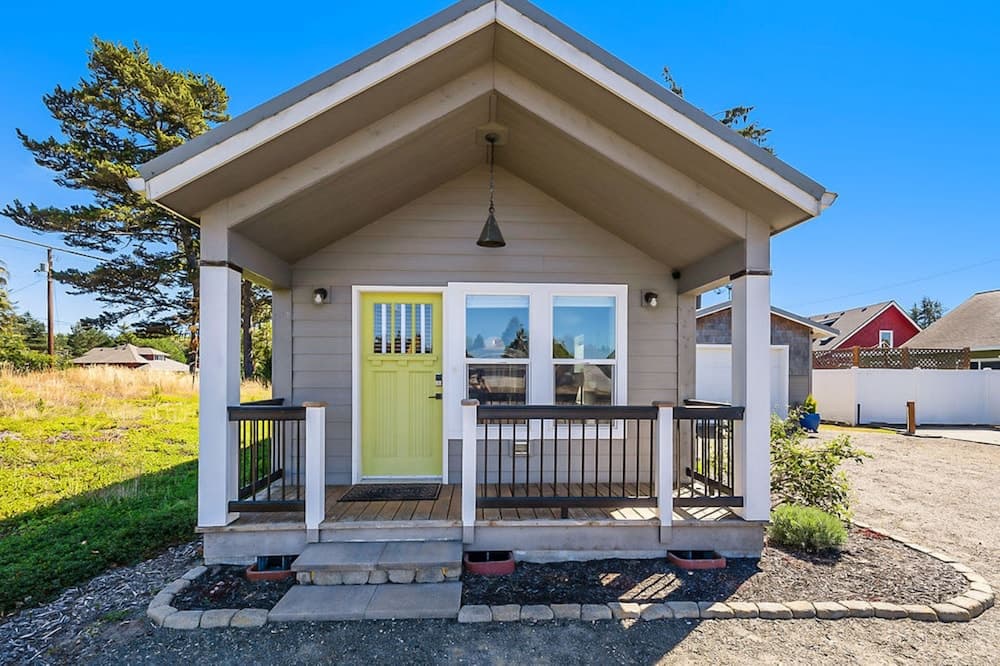 Sweet Seaview Home: Near Beach & Trailhead!
