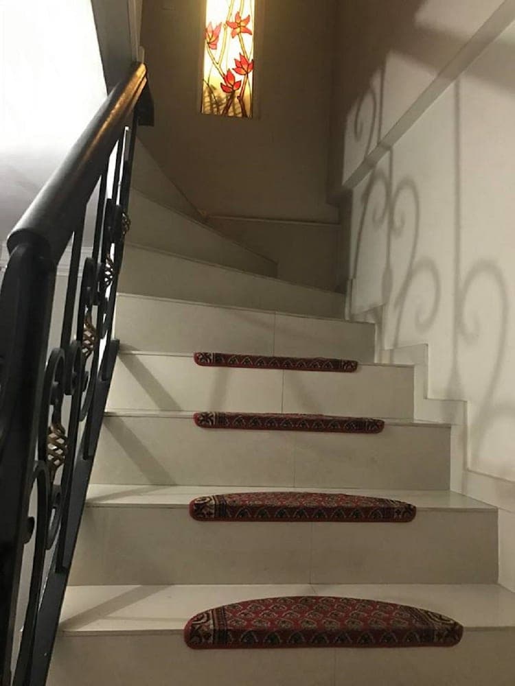 David L Hotel
