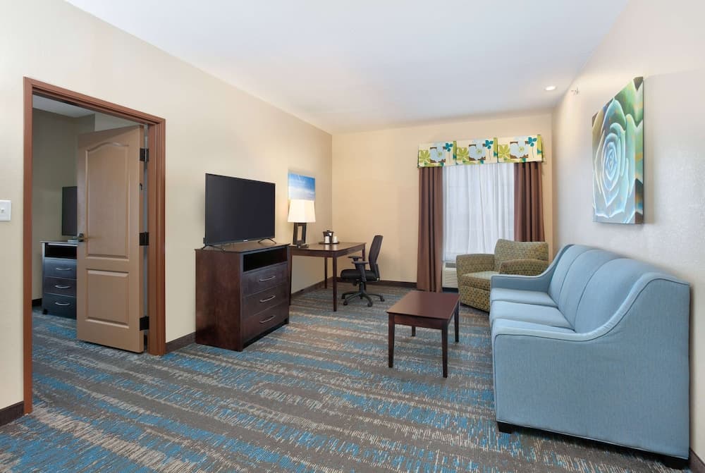 La Quinta Inn & Suites by Wyndham Dallas Grand Prairie South