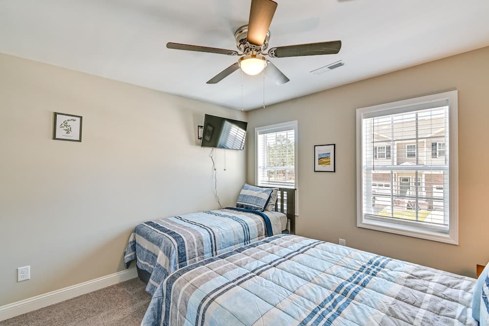 Luxe Aberdeen Townhome w/ Deck + Golf Course Views