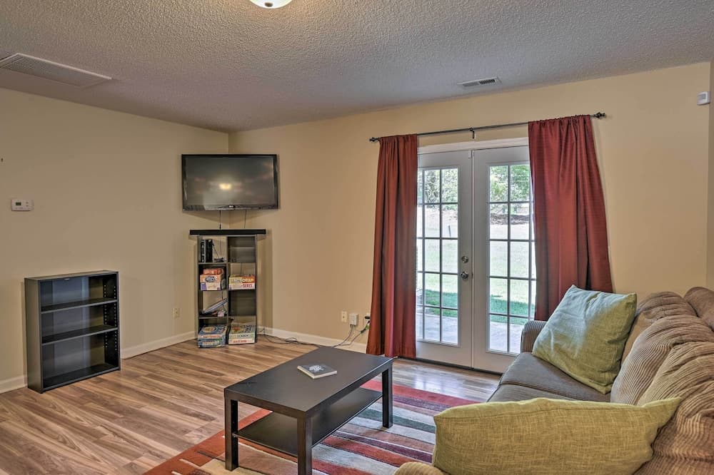 Cozy Greensboro Townhome ~ 7 Mi to UNC Campus