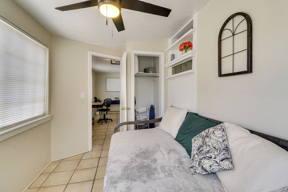 2 Mi to Old Town Abq: East Downtown Triplex Unit