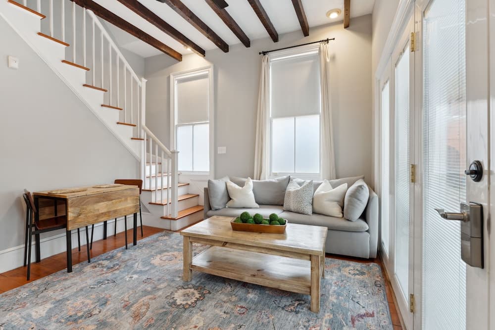 Beautiful Renovated Apartment Near King Street