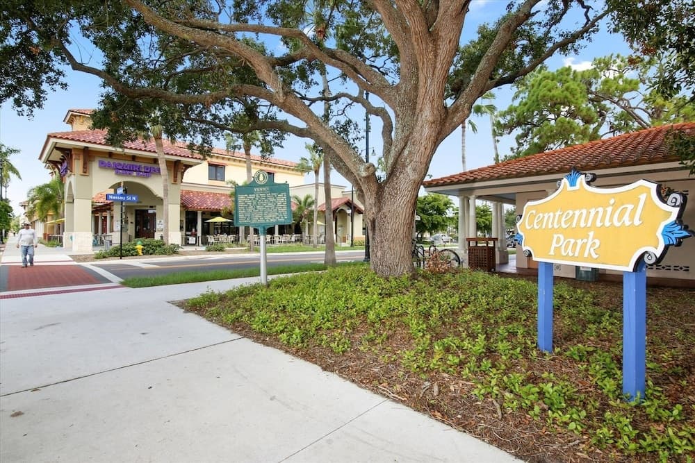 Venice Beach Two Bedroom Private Condo with Community Pool, Gulf Beach Access and Water Views! 2 Condo