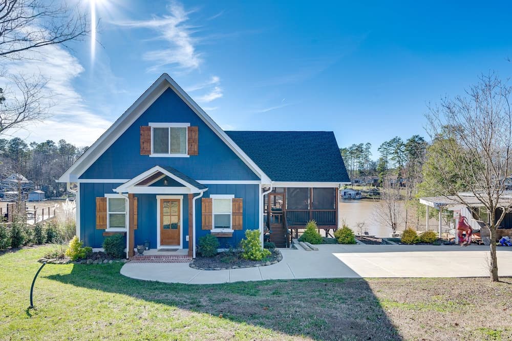 Lakefront New London Retreat w/ Dock & Hot Tub!