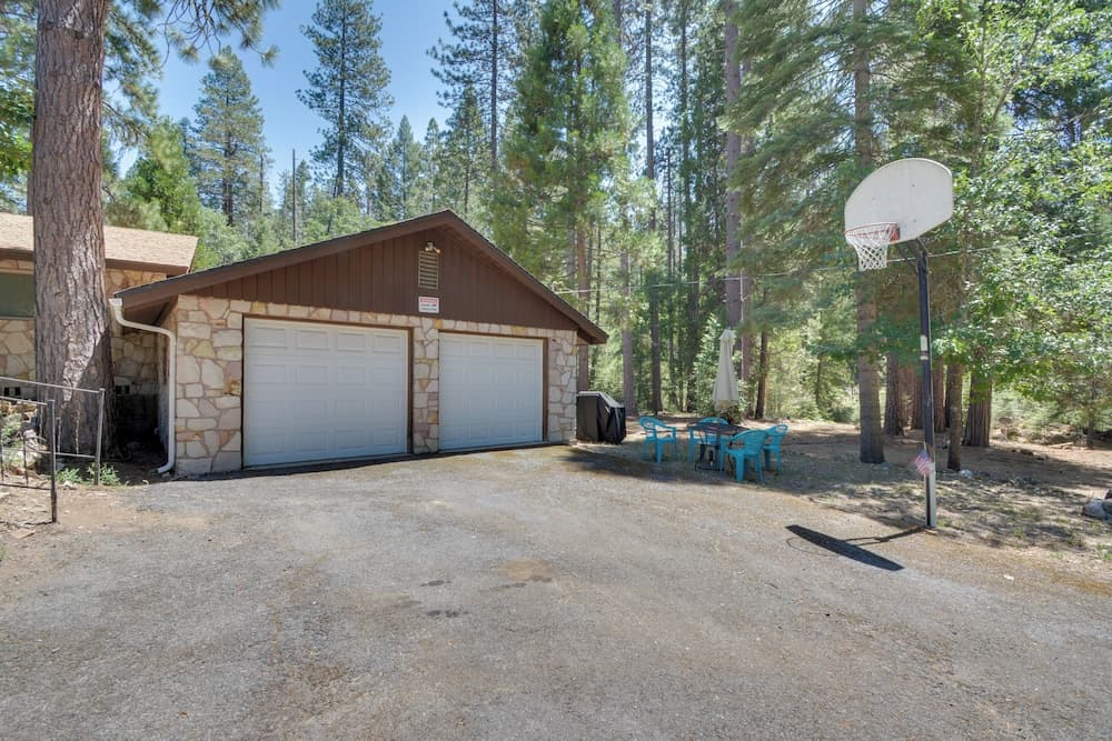 Riverfront Home Near Yosemite National Park!