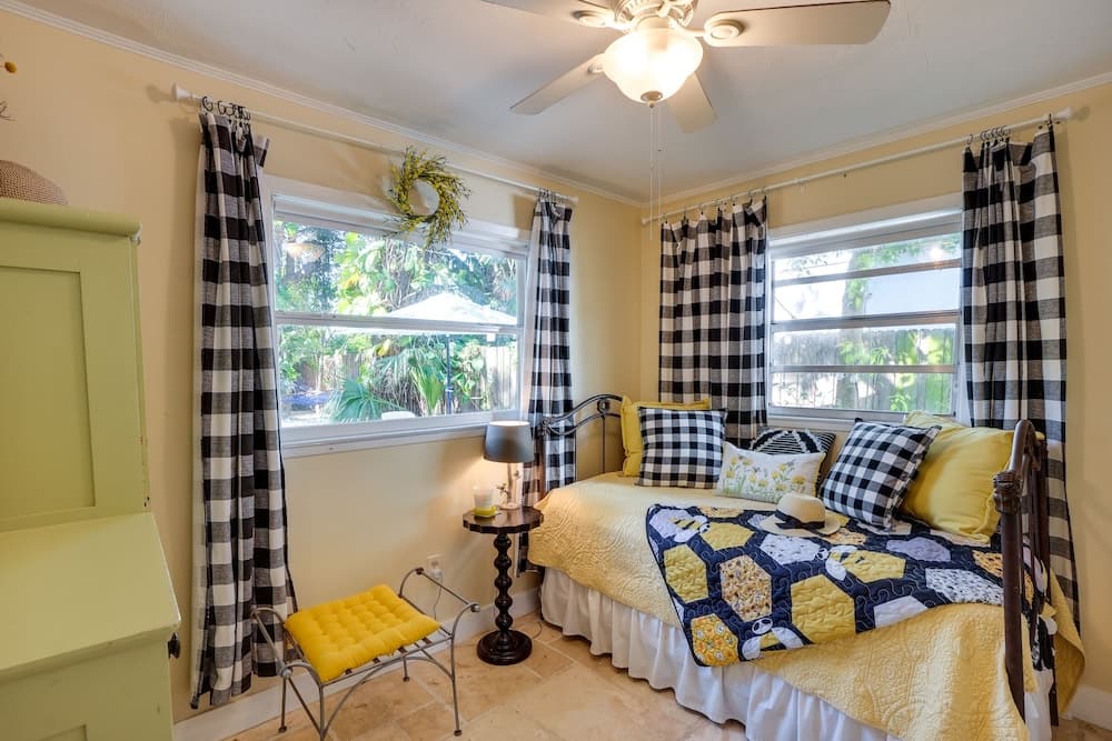 Dreamy Palm Harbor Cottage, Steps to Crystal Beach