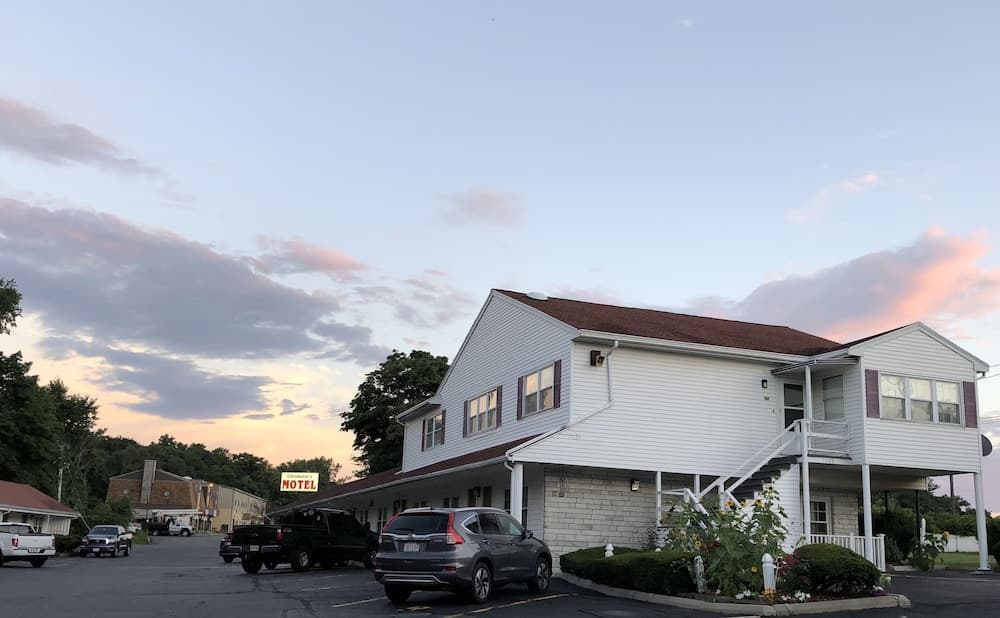 Chisholms Motor Inn