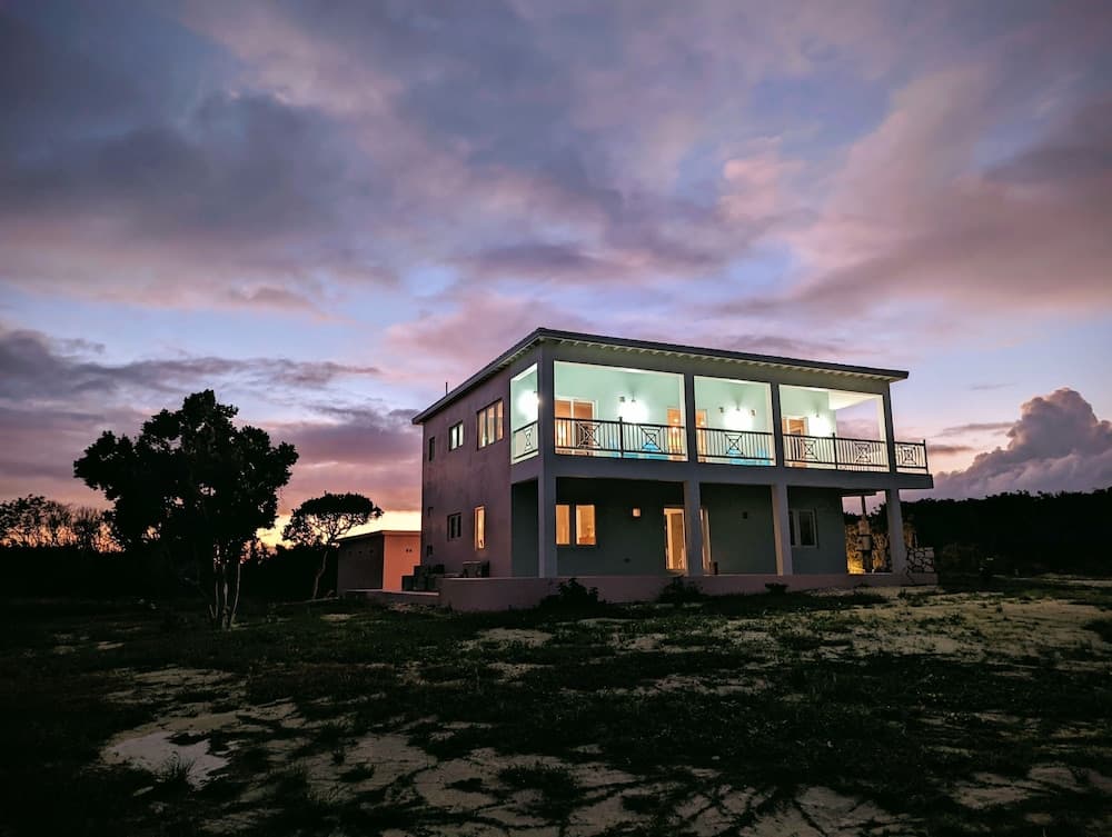Paradise Cove: Oceanfront Haven With Infinity Pool
